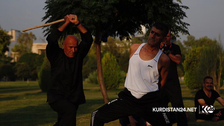 راهێنه‌رێك خۆبه‌خشانه‌ 14 ساڵ راهێنان به‌ هاوڕێكانی ده‌كات